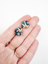 Load image into Gallery viewer, Daisy Circle Stud Earrings
